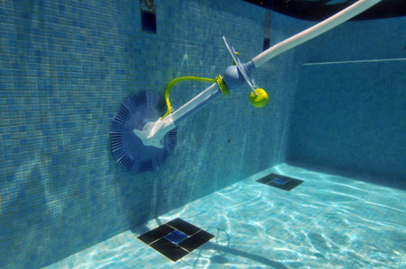 robot piscine qui nettoie les marches